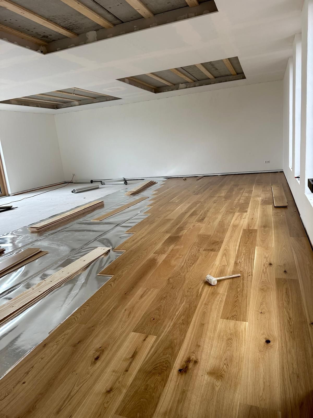 Holzboden während der Verlegung in einem Wohnraum