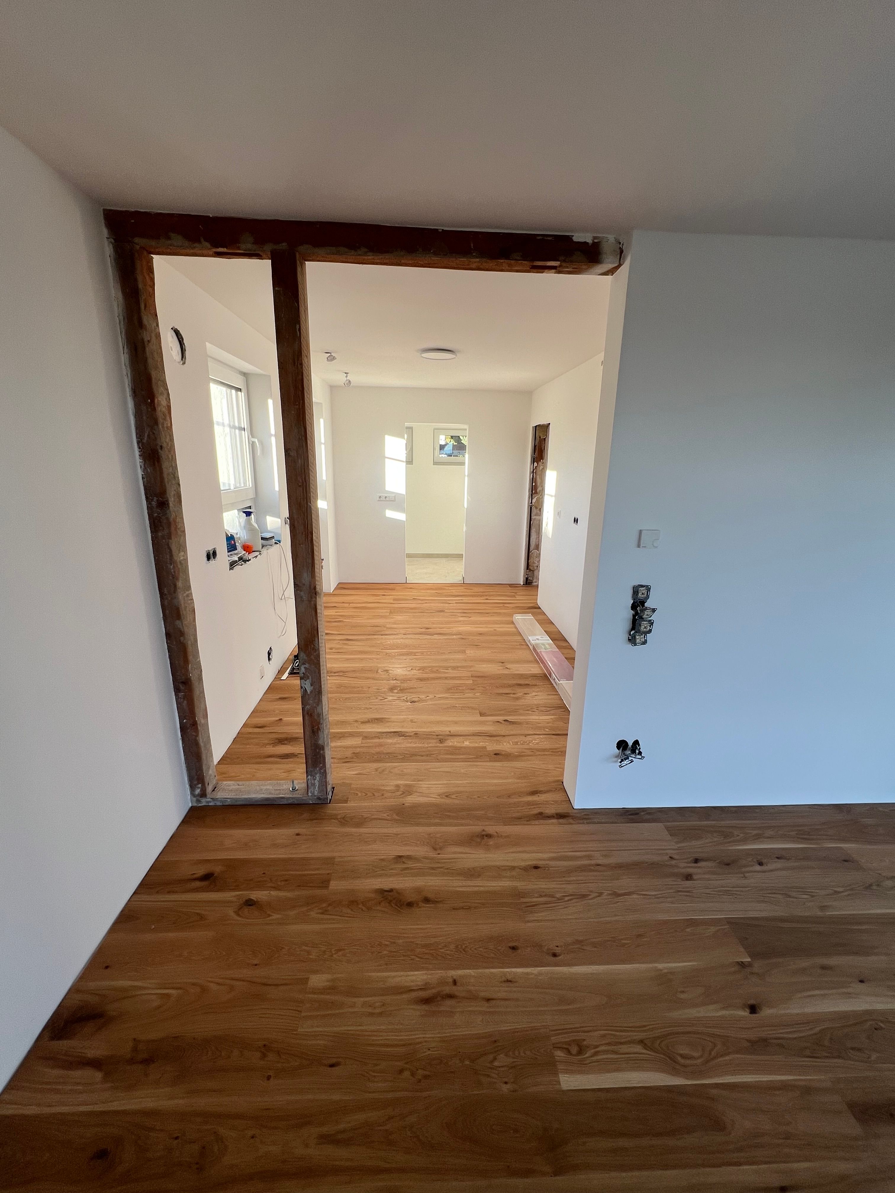 Holzboden in einem renovierten Raum mit Durchgang